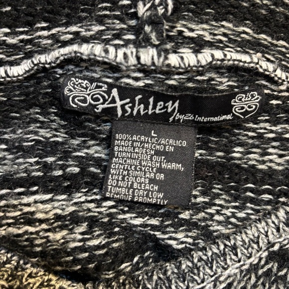 Ashley By 26 International Black and Gray V-Neck Sweater - Picture 10 of 14